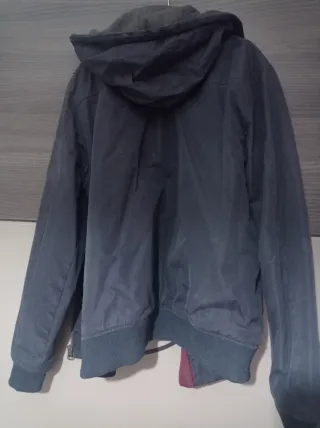 Chaqueta con capucha azul y roja Talla M