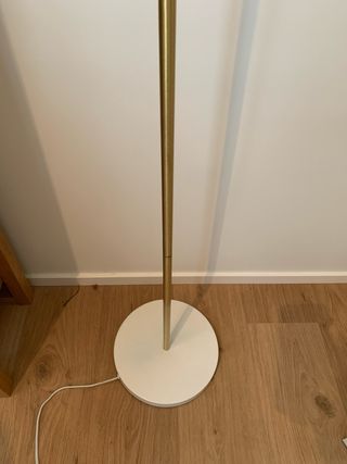 Lámpara de pie dorada y transparente