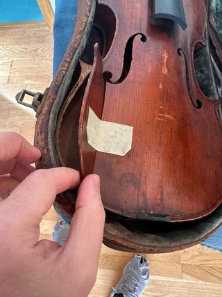 Violino antigo com caixa
