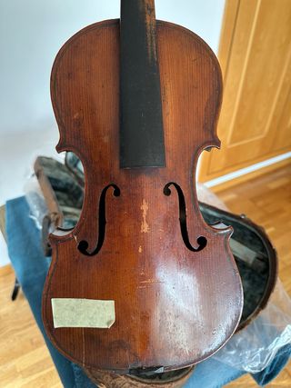 Violino antigo com caixa