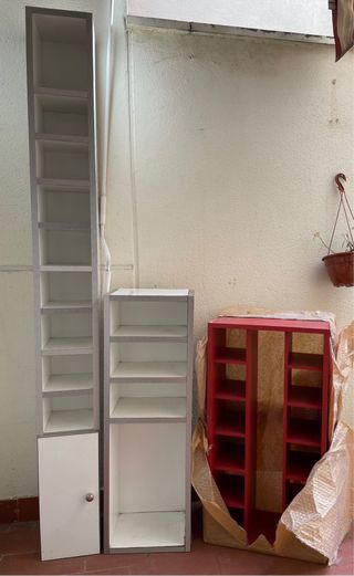 Estanterías Blancas y Rojas. Estantes pequeños
