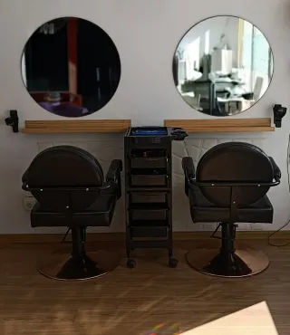 Mobiliario Peluquería: 2 Sillones,espejos,camilla