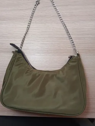 Bolso verde militar con cadena
