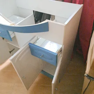 Mueble de baño azul y blanco