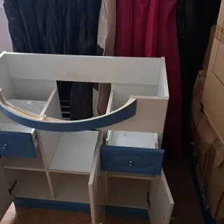 Mueble de baño azul y blanco