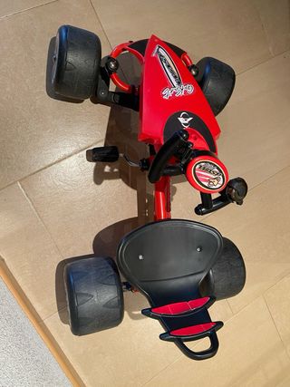 Coche a pedales, usado y en buen estado.