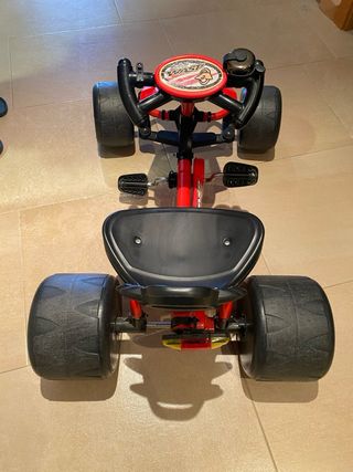 Coche a pedales, usado y en buen estado.