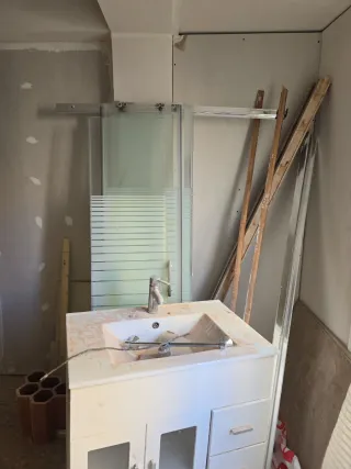 Plato de ducha y lavabo con mampara