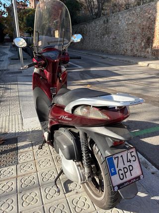 Honda SH300i Granate con cofre