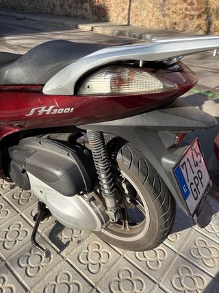 Honda SH300i Granate con cofre