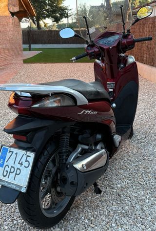 Honda SH300i Granate con cofre original