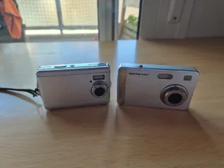 2 Cámaras Digitales Plateadas