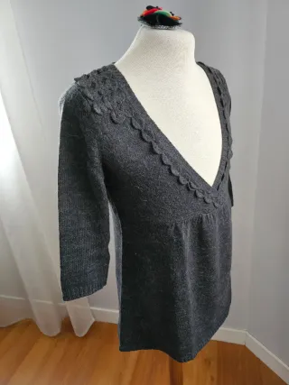 Jersey lana gris con detalles en escote