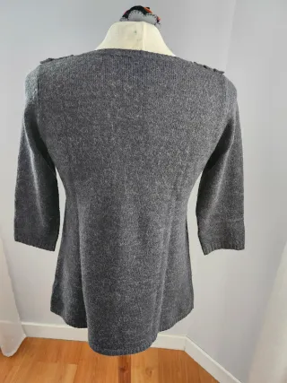 Jersey lana gris con detalles en escote