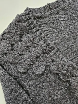 Jersey lana gris con detalles en escote