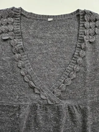 Jersey lana gris con detalles en escote