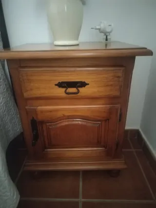 2 mesitas de noche de madera