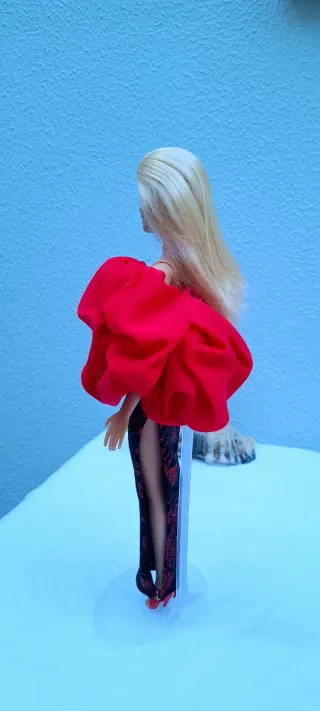 Muñeca Barbie Vestido Negro y Rojo