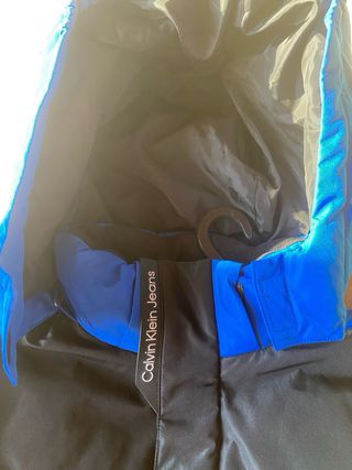 Giubbotto Calvin Klein con cappuccio nero e blu