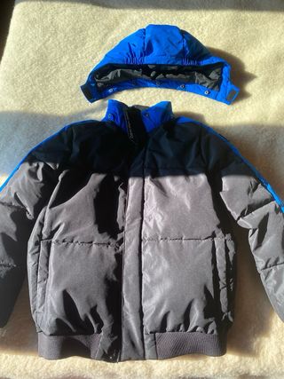 Giubbotto Calvin Klein con cappuccio nero e blu