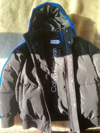 Giubbotto Calvin Klein con cappuccio nero e blu