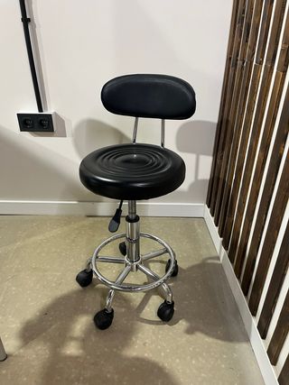Taburete/Silla Negra con Ruedas