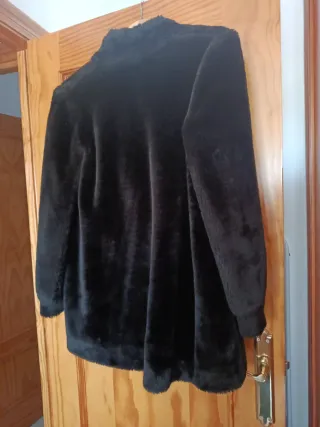 Chaquetón sintético marrón oscuro parece negro