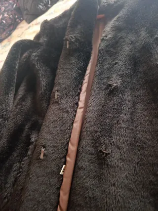 Chaquetón sintético marrón oscuro parece negro