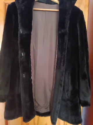 Chaquetón sintético marrón oscuro parece negro