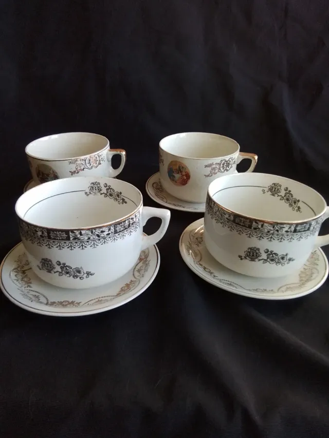 Juego de 4 tazas y platillos antiguos