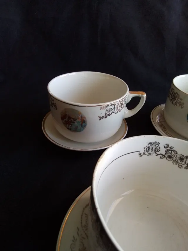 Juego de 4 tazas y platillos antiguos
