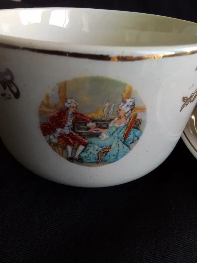 Juego de 4 tazas y platillos antiguos