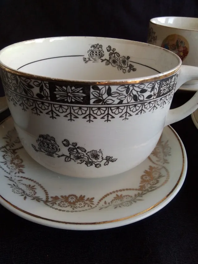 Juego de 4 tazas y platillos antiguos