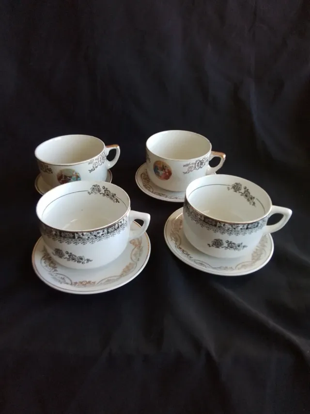 Juego de 4 tazas y platillos antiguos