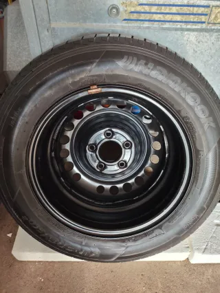 2 llantas + 2 neumáticos casi nuevos