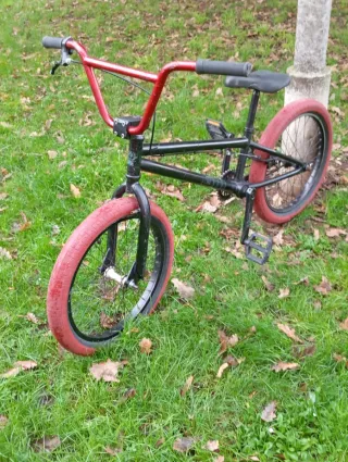 Bicicleta BMX Negra y Roja