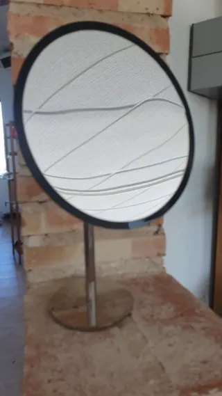 Espejo de aumento con base metálica