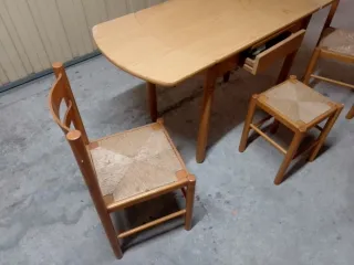 Mesa y 3 sillas de madera