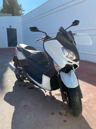 Yamaha Xmax 250 muy cuidada.