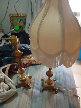 Lámpara de mesa antigua dorada