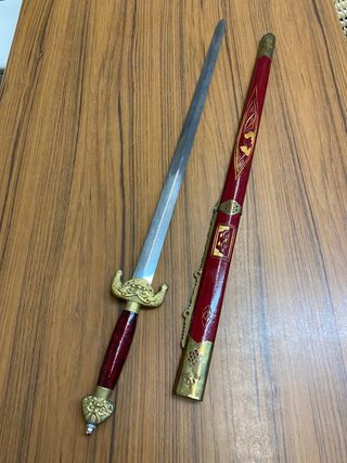 Espada decorativa con funda