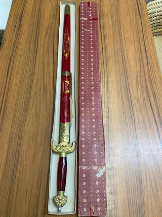 Espada decorativa con funda