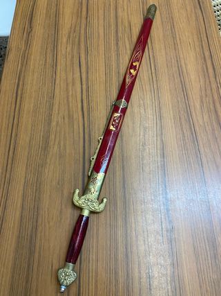 Espada decorativa con funda