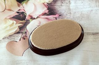 Peana de madera y tela beige