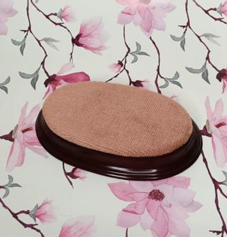 Peana de madera y tela beige