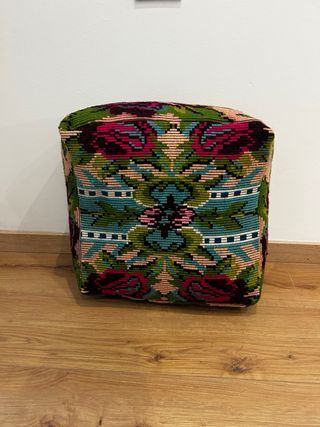 Pouf in lana con fantasia floreale