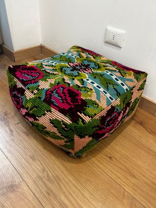 Pouf in lana con fantasia floreale