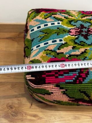 Pouf in lana con fantasia floreale