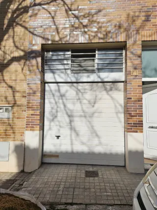 Puerta de garaje con motor