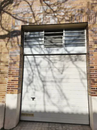 Puerta de garaje con motor